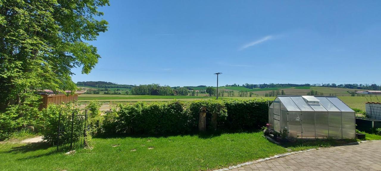 Ruhig Gelegene Ferienwohnung Im Gruenen Mit Terrasse Und Kleinem Garten Rotthalmuenster 外观 照片